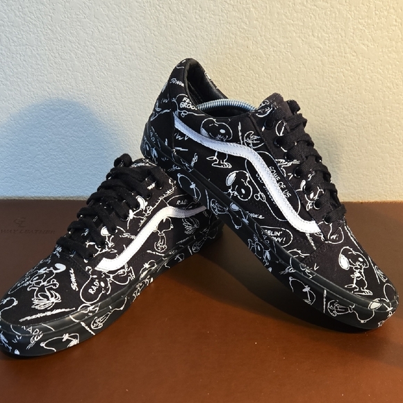 Vintage Vans Black and White 2017 Peanuts Cartoon Print Sneakers